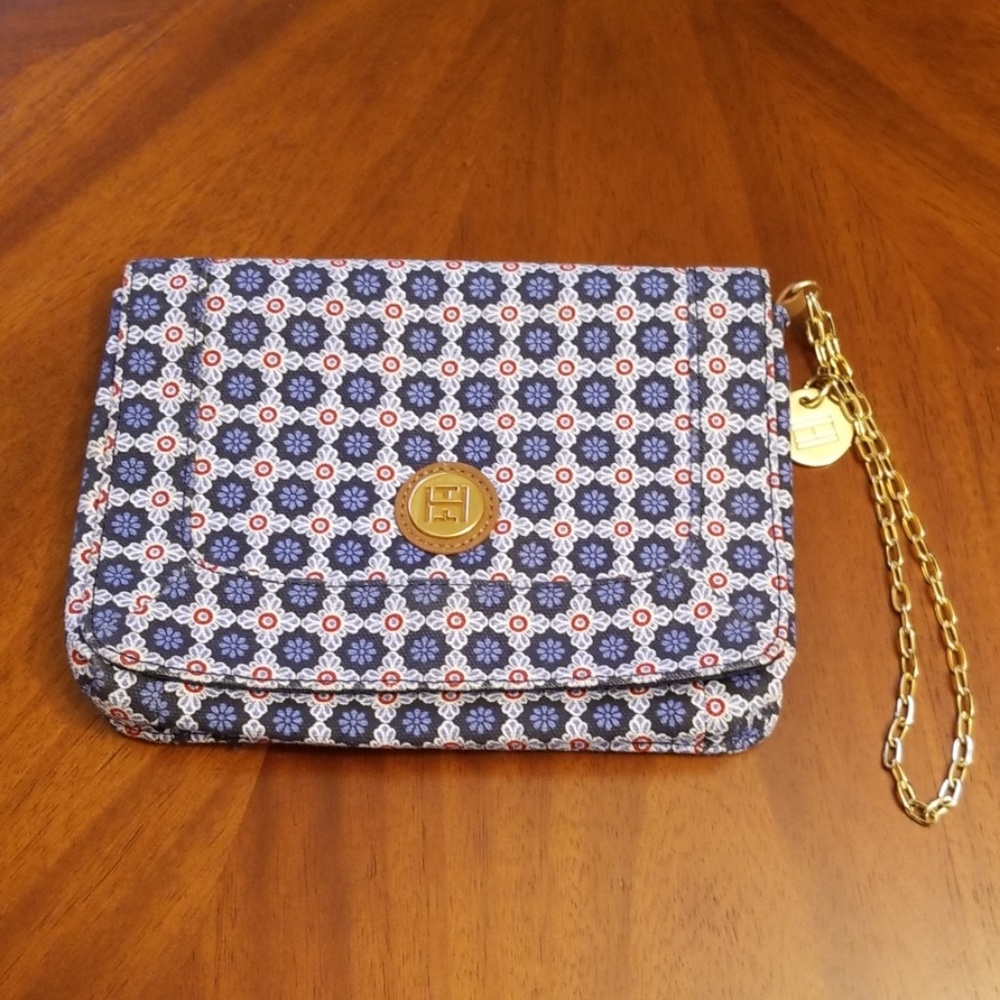 Tommy Hilfiger medallion clutch wristlet J144:6:81